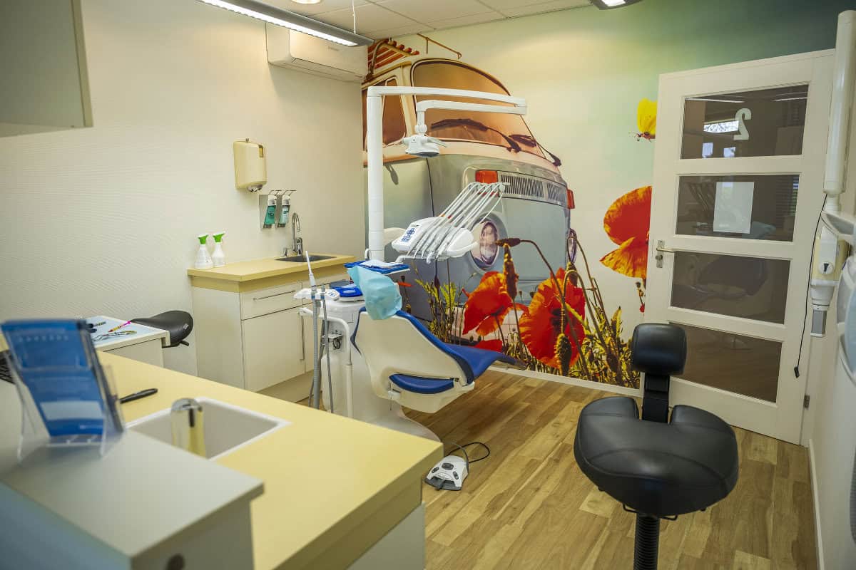 Moderne tandartspraktijk met behandelstoel en medische apparatuur.