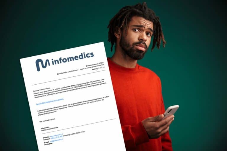Man kijkt verbaasd naar valse Infomedics-mail op smartphone.