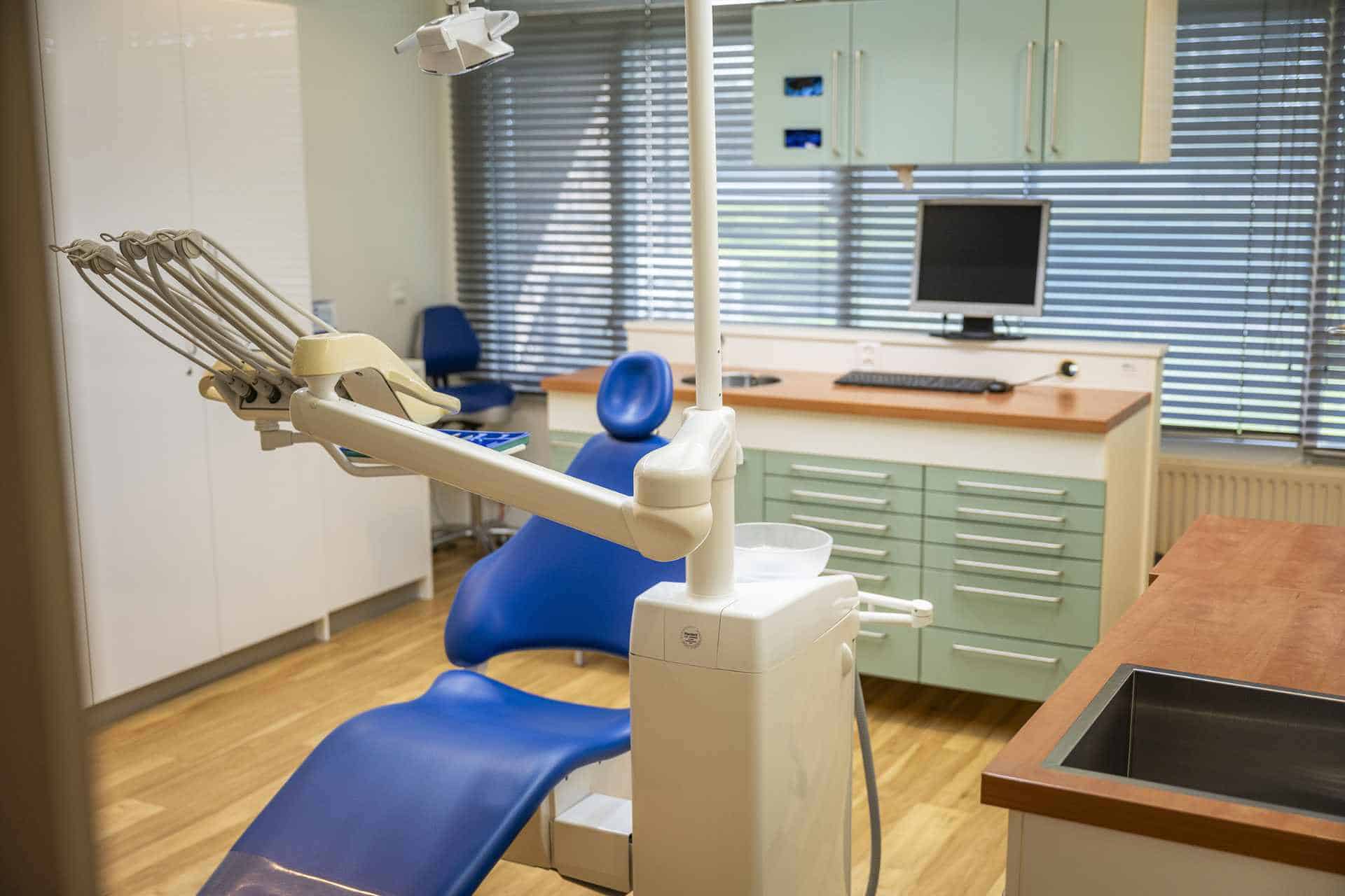 Moderne tandartsstoel en apparatuur in Wiebinga tandartspraktijk.